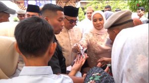 Keceriaan Para Bocah Bersemi, Kala Bustami dan Mellani Berbagi Amplop Idul Fitri