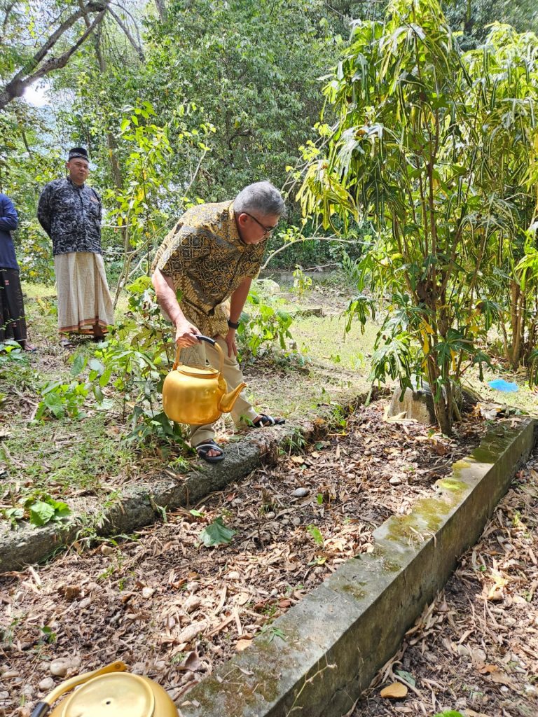 Pj Gubernur Aceh Ziarah ke Makam Sang Abu