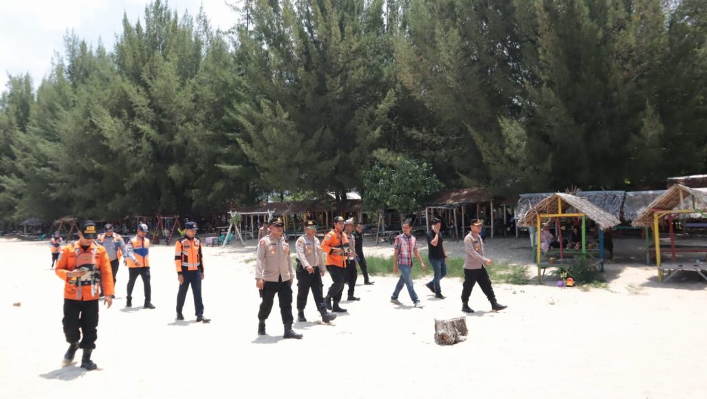 Waka Polres Aceh Besar Patroli dan Pantau Situasi di Objek Wisata Pantai Lhoknga dan Riting
