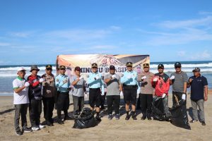 Personel Dit Pam Obvit Polda Aceh dan Polres Aceh Besar Bersihkan Pantai Lhoknga