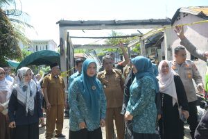 Mellani Serahkan Bantuan untuk Korban Kebakaran Meunasah Manyang