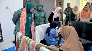 Pj Ketua TP PKK Aceh Apresiasi Potensi Bisnis Solanda Aceh Besar Saat Kunjungi Rumoh Batik Malaka