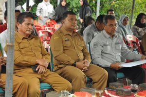 Wakili Pj Bupati, Sekda Aceh Besar Serahkan Sertifikat Retribusi Tanah