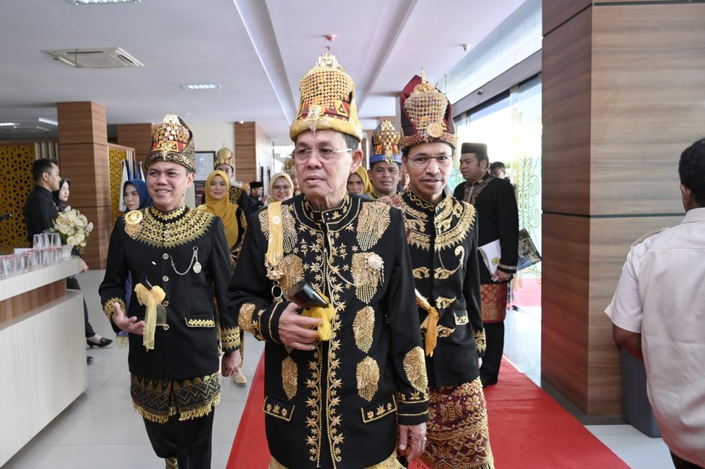 Busana Adat Aceh Semarakkan Rapat Paripurna HUT Ke-819 Banda Aceh