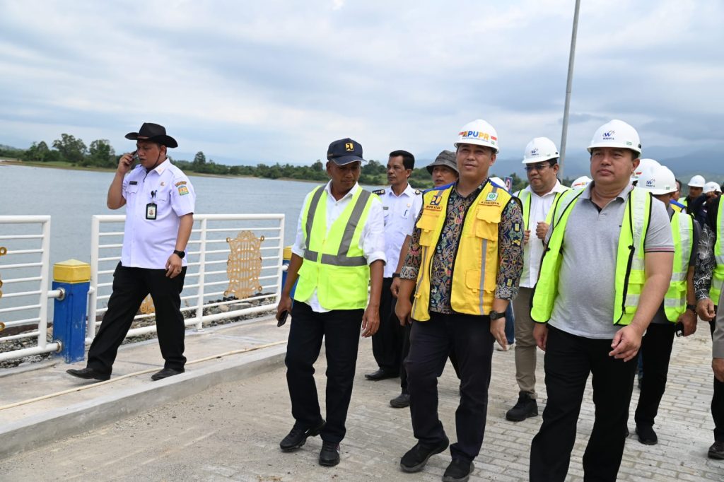 Wakili Pj Bupati, Asisten III Sekdakab Aceh Besar Dampingi Irjen Kemendagri Tinjau Pembangunan Venue Dayung di Waduk Keliling