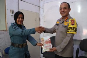 Kapolresta Banda Aceh Berikan Buku Karyanya Untuk Mahasiswa Akademi Maritim Aceh Darussalam