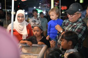 Kunjungi Bazar UMKM, Pj Gubernur dan Istri Berbagi Ceria via Es Krim dan Kembang Gula