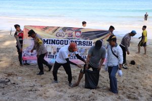 Polres Aceh Besar dan Personil Dit Pam Obvit Polda Aceh Kembali Gelar Minggu Bersih Di Pantai Lampuuk