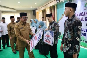 Pj Sekda Serahkan Bonus Ratusan Juta untuk Juara STQH Nasional dari Aceh