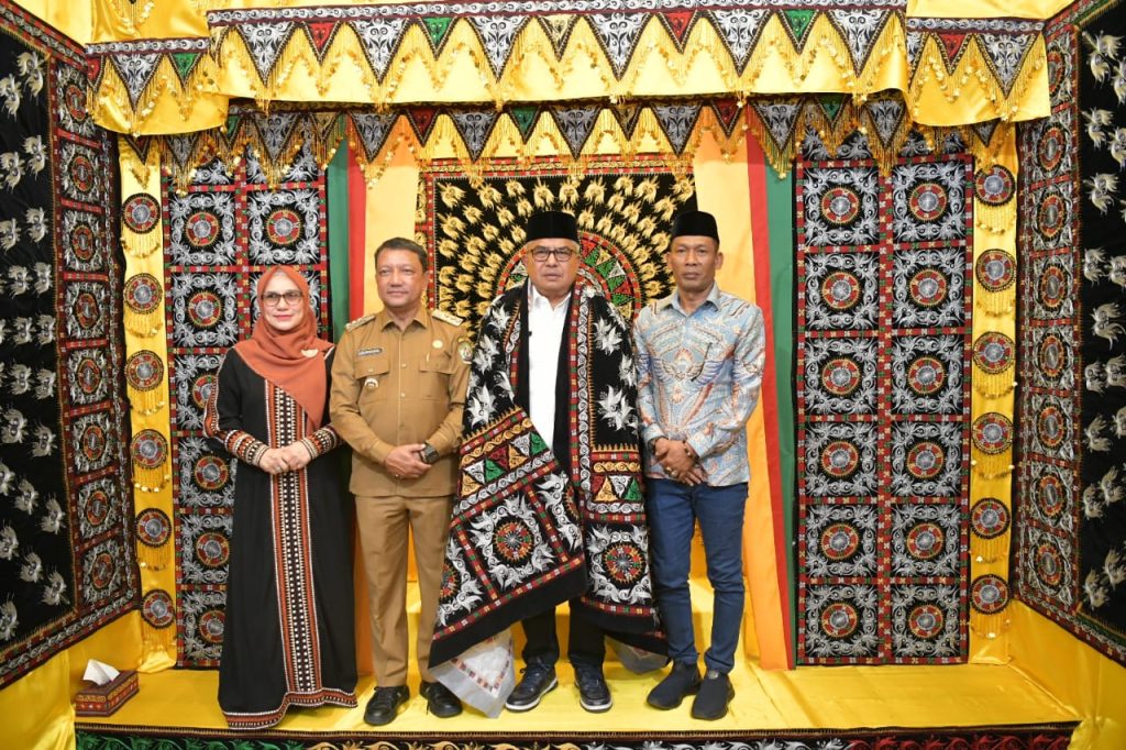 Tiba di Pendopo Bupati Aceh Tengah, Pj Gubernur Disambut Tari Munalo