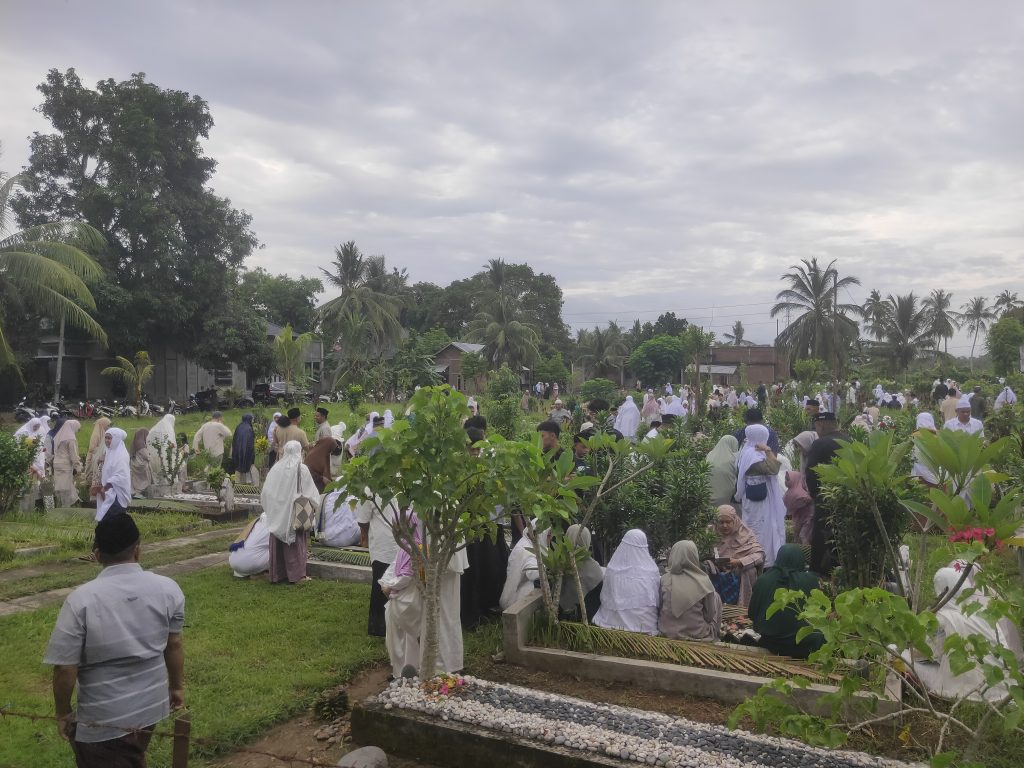 Tradisi Ziarah Kuburan Selesai Shalat Idul Fitri di Mukim Lubuk 