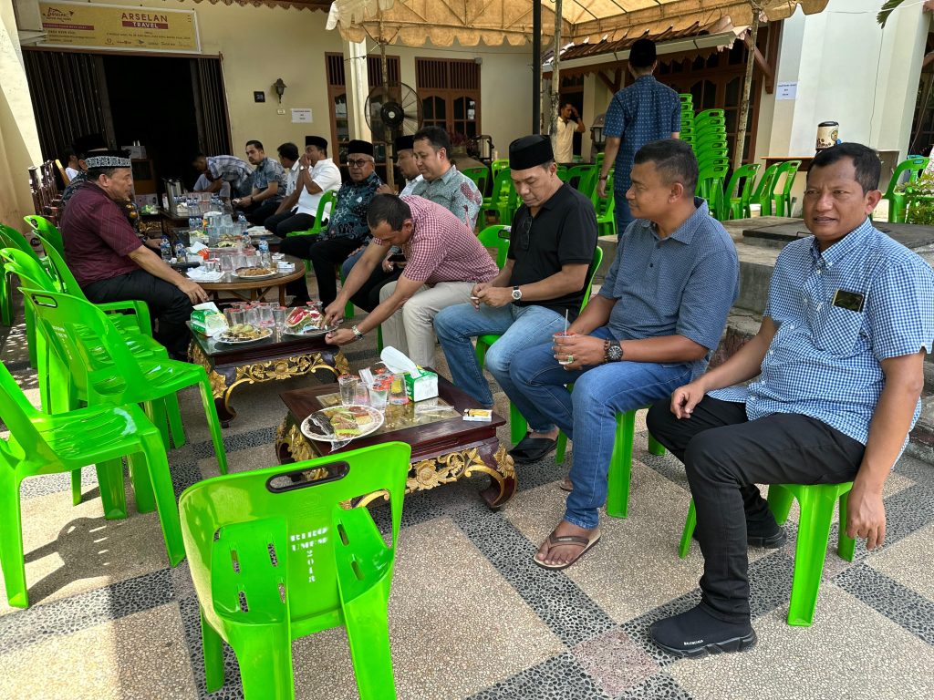 Pj Gubernur Aceh dan Istri Takziah ke Rumah Duka Almarhum Thantawi Ishak