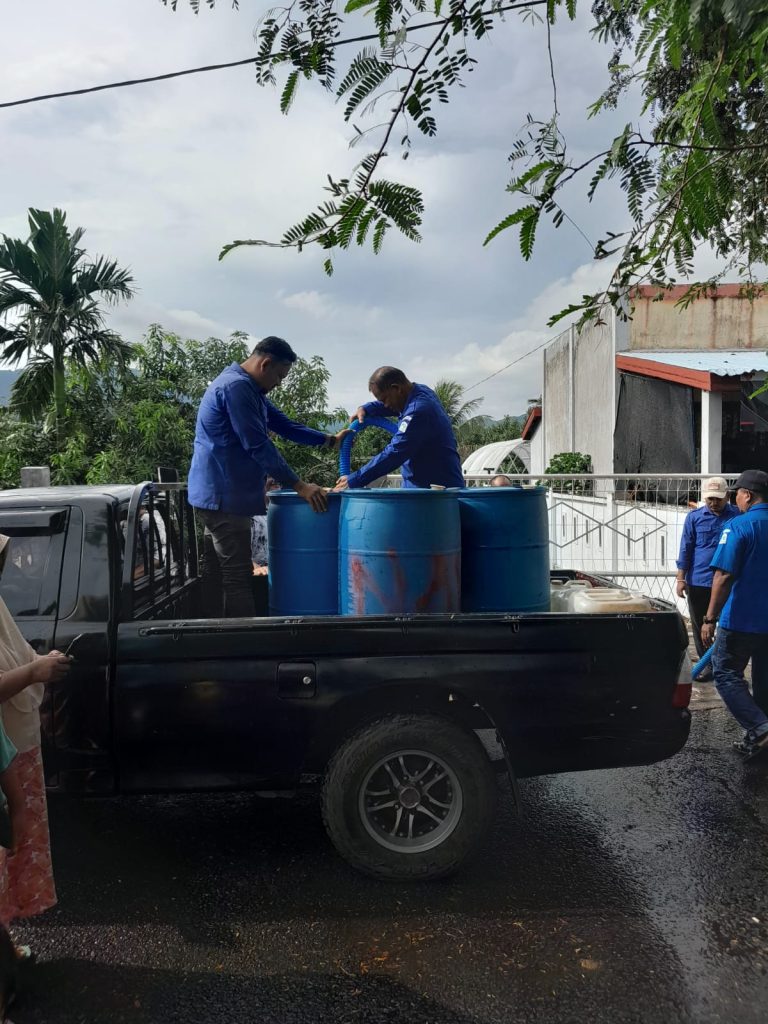 Dirut PDAM Tirta Mountala Turun Langsung Suplai Air Bersih untuk Warga Lhoknga