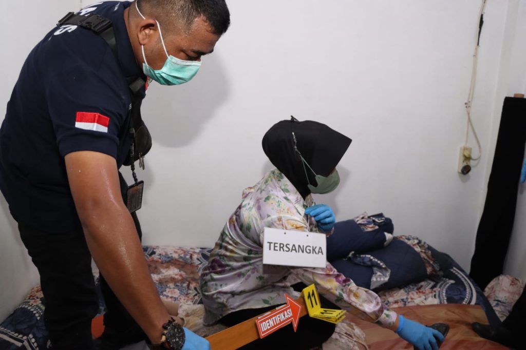Rekonstruksi Kasus Anak Bunuh Ibu Kandung di Kajhu, Tersangka Diperankan oleh Polwan