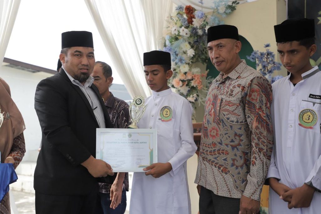 Pj Bupati Iswanto Buka Tasyakur Tahfidz Angkatan III SMPN 3 Al-Fauzul Kabir Kota Jantho