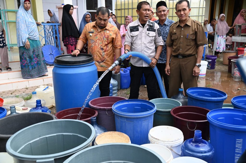 Pj Bupati Aceh Besar Turun Langsung Distribusikan Air Bersih untuk Warga Lhoknga