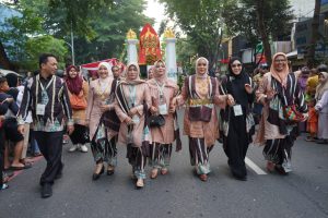 Pj Ketua TP PKK Aceh dan Istri Pj Sekda Aceh Suport Langsung Kontingen Aceh Di Acara Hut Dekranas Ke-44 dan Hut Ke-52 HKG PKK di Solo