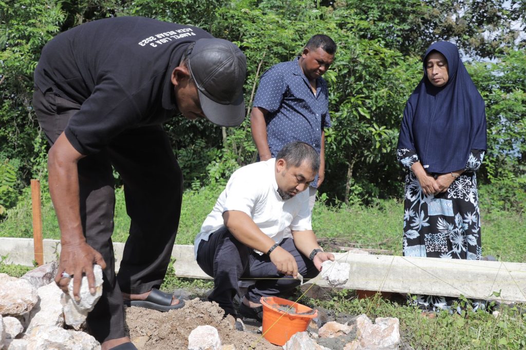 Pj Bupati Aceh Besar Letakkan Batu Pertama Pembangunan Rumah Dhuafa Hasil Swadaya Warga