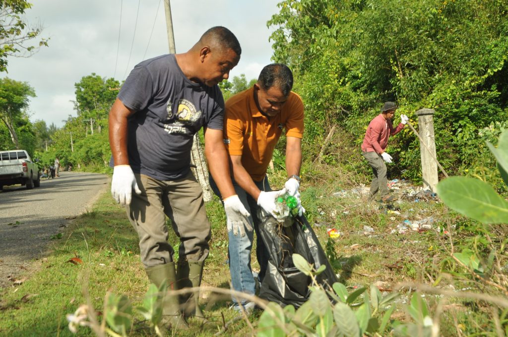 Dukung PON ke-21, DLH Aceh Besar bersama Keuchik di Lampuuk Gelar Gotong Royong