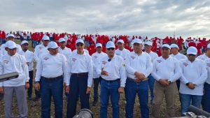 Kaban Kesbangpol Aceh Besar Hadiri Pembentangan Bendera Merah Putih di Bukit Lamreh