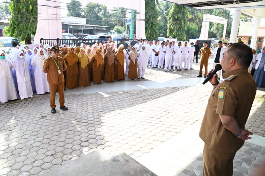 Pimpin Apel di RSUD Aceh Besar, Pj Bupati Tekankan Etos Kerja dan Integritas