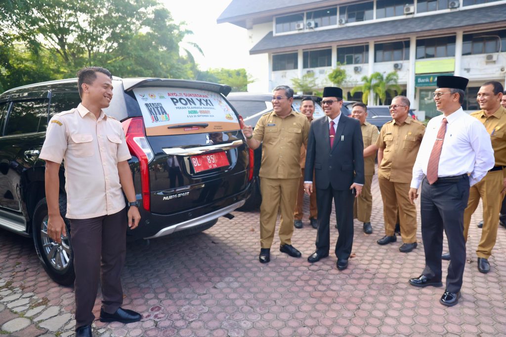 Pj Sekda Tinjau Langsung Pemasangan stiker PON XXI, pada Mobil Dinas Pemerintah Aceh
