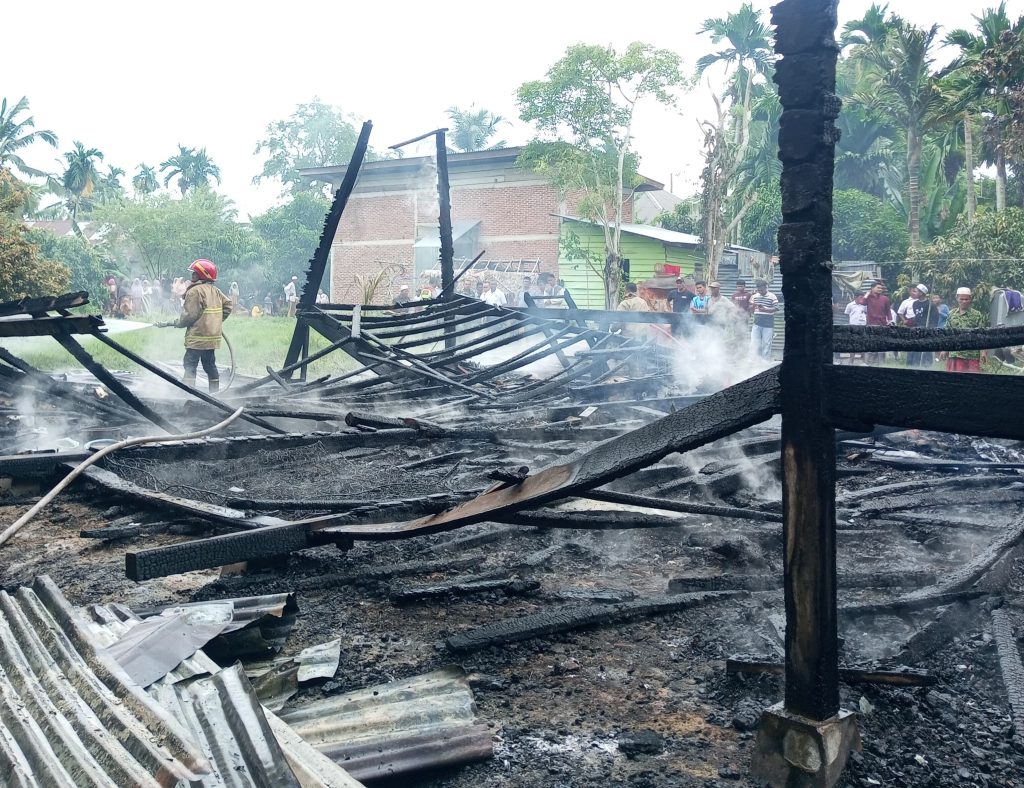 Rumah Kontruksi Kayu di Blang Bintang Habis Dilalap Api
