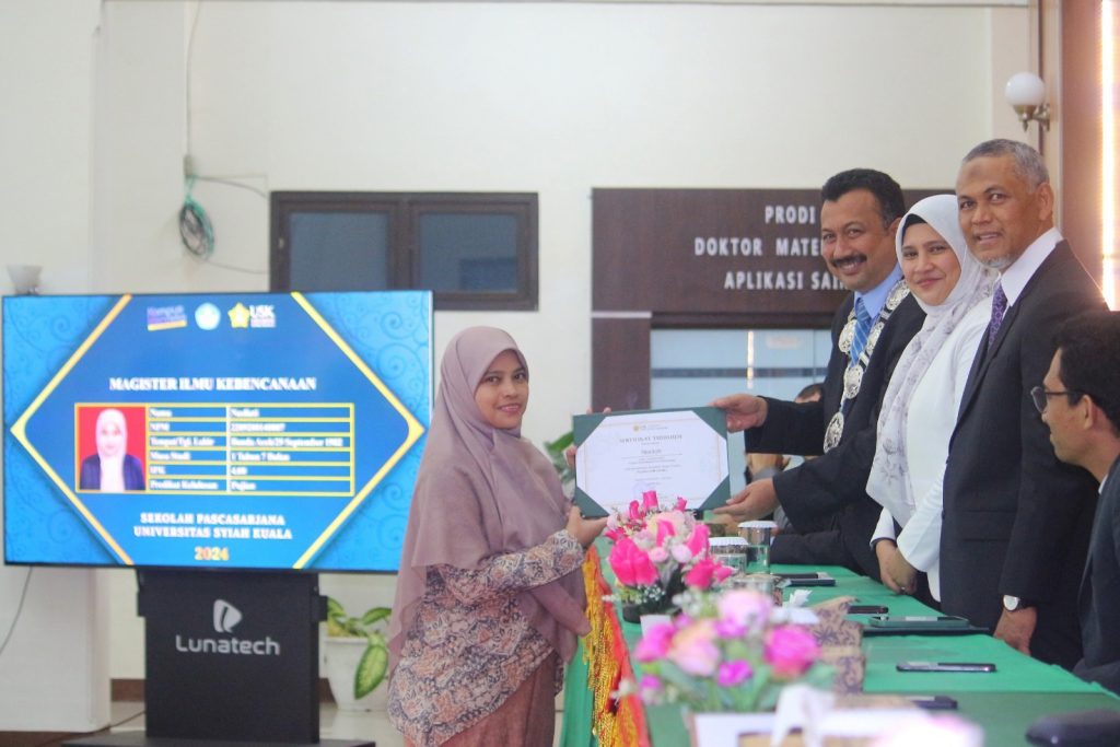 Kisah Unik Mahasiswa Magister Ilmu Kebencanaan USK, Kuliah Naik Pesawat dan Cumlaude