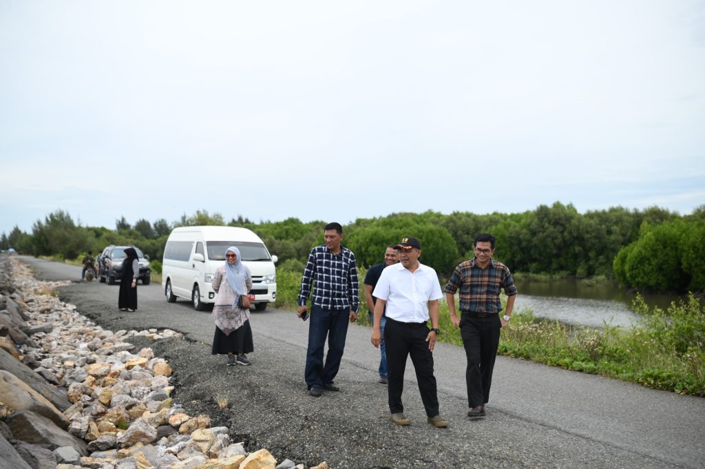 Dewan Minta Pemerintah Perbaiki Jalan Tepi Laut Gampong Jawa
