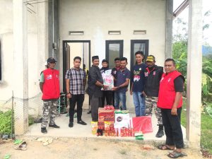 Pemkab Aceh Besar Serah Bantuan Masa Panik untuk Korban Angin Kencang di Jantho