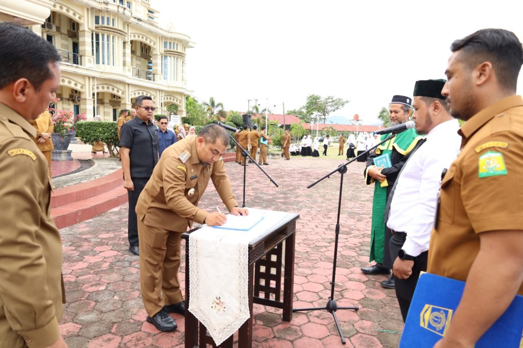 Pj Bupati Aceh Besar Lantik 14 Kepsek