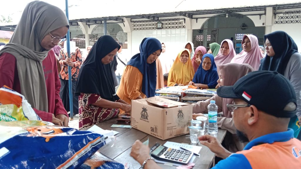 Warga Baet Sibreh Antusias Belanja Pangan Murah Pemkab Aceh Besar