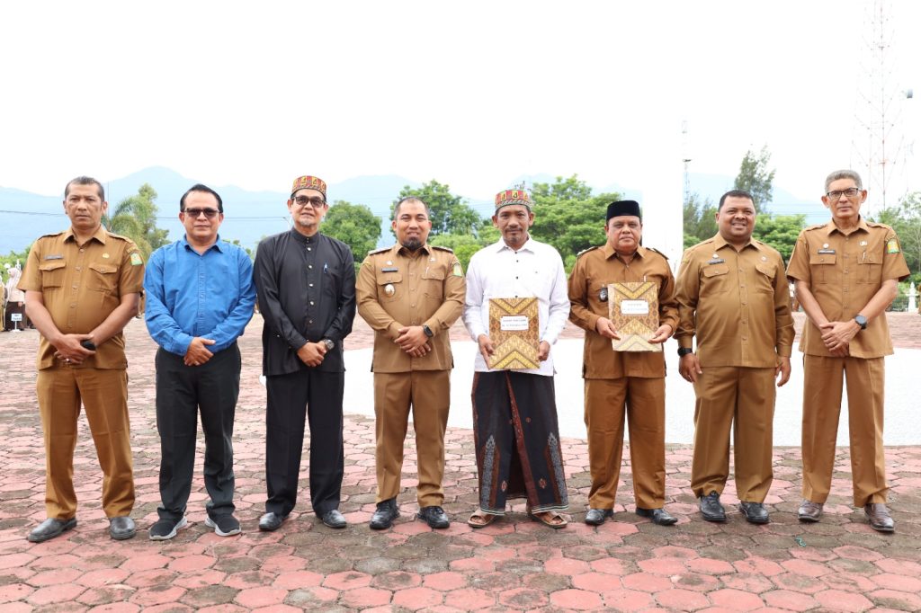 Pj Bupati Aceh Besar Serahkan SK Pengakuan dan Perlindungan Masyarakat Hukum Adat