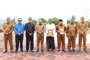 Pj Bupati Aceh Besar Serahkan SK Pengakuan dan Perlindungan Masyarakat Hukum Adat
