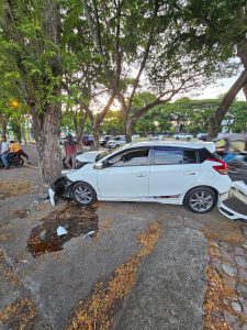 Hindari Tabrakan dengan Mobil Lain, Toyota Yaris Tabrak Pohon Asam