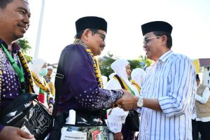 Pj Wali Kota Banda Aceh Lepas 385 Jemaah Haji Kloter 11 Menuju Asrama Haji