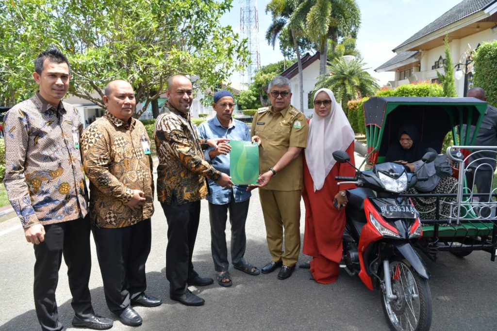 Pj Gubernur Serahkan Bantuan Becak untuk Operasional Pengobatan Ramadhan