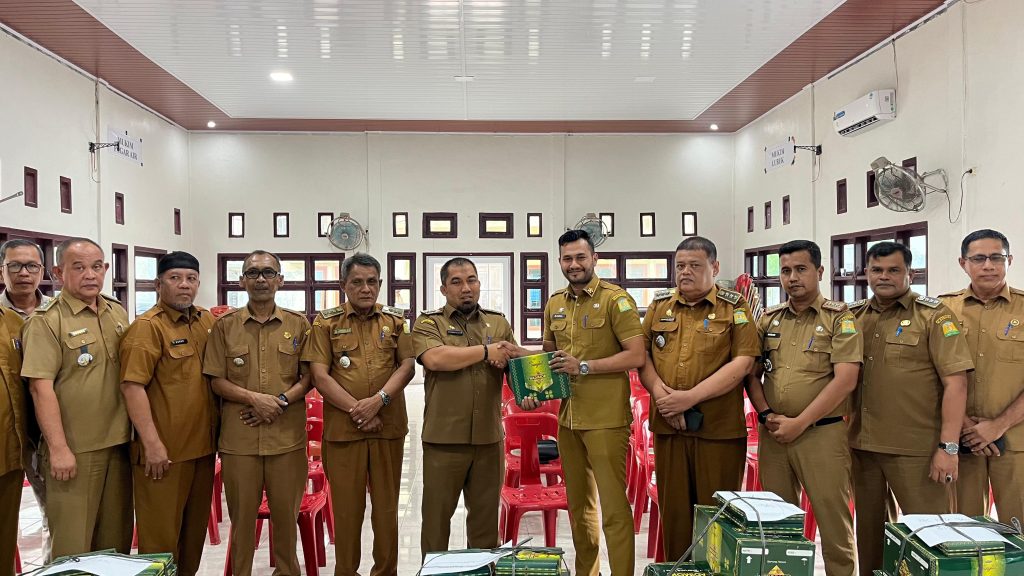 Pj Bupati Muhammad Iswanto Serahkan 1218 Kain Sarung untuk Teungku Imuem Hingga Bilal Meunasah