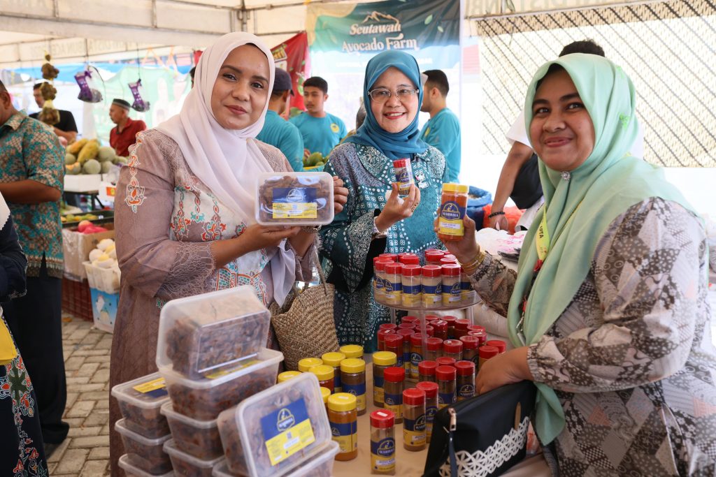 Pj Ketua PKK Aceh Belanja Sajian Dapur di Pasar Tani