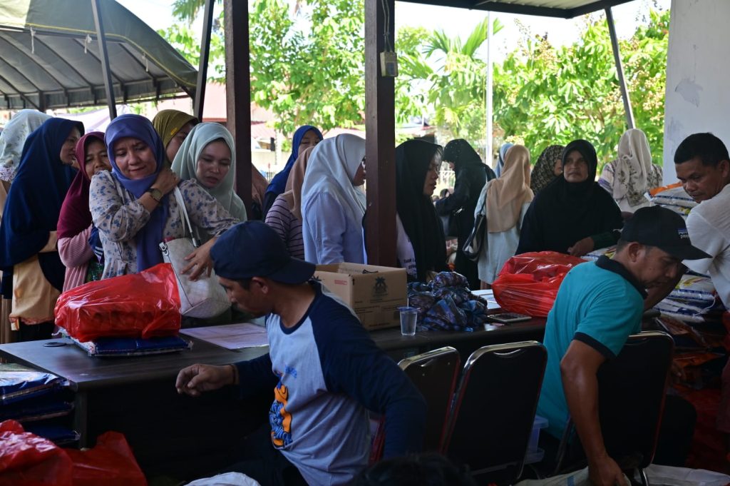 Jelang Idul Adha 1445 H, Warga Lhoong Padati Gelaran Pangan Murah Pemkab Aceh Besar