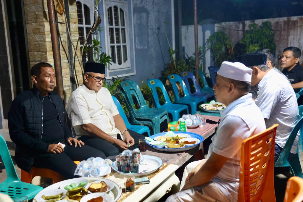 Pj Gubernur Aceh Takziah ke Rumah Duka Mertua Ketum KONI Aceh