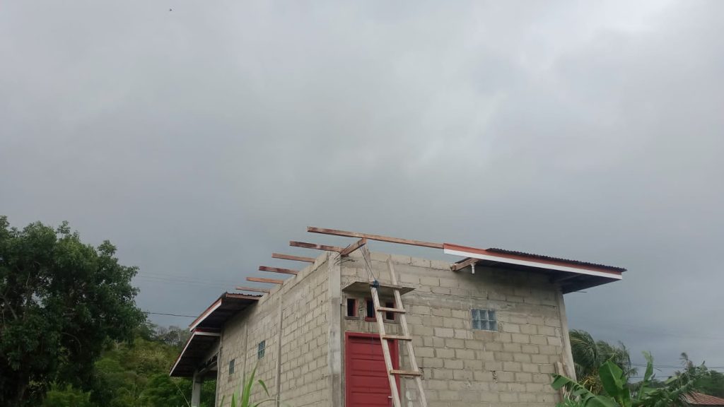 Sebuah Bangunan di Pulo Aceh Diterjang Badai, Atap Terbang hingga Puluhan Meter