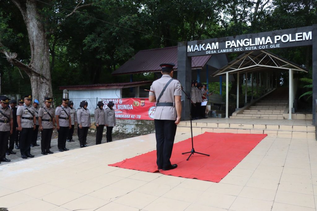 Peringati HUT ke-78 Bhayangkara, Polres Aceh Besar Gelar Upacara Ziarah Makam Dan Tabur Bunga