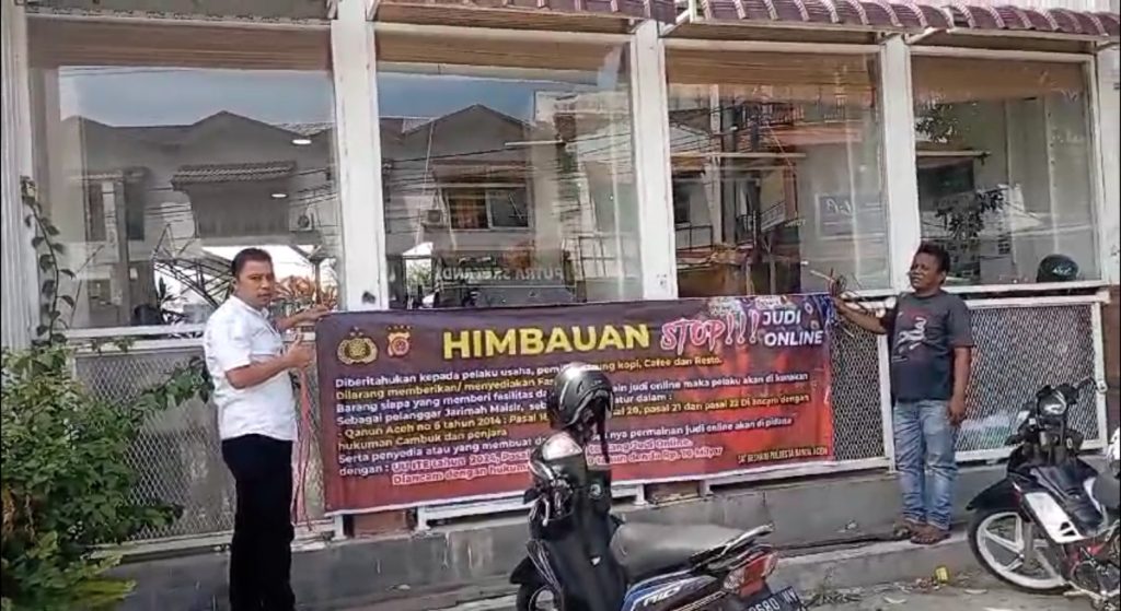 Cegah Judi Online di Warkop, Satreskrim Polresta Banda Aceh Pasang Spanduk