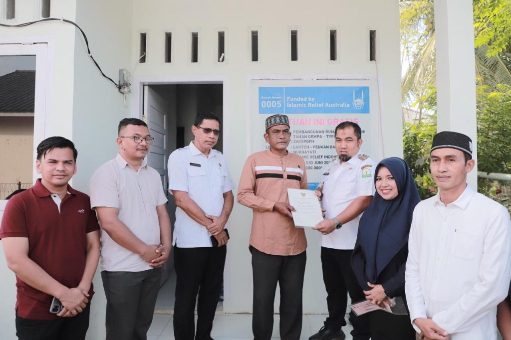 Pj Bupati Aceh Besar Serahkan Dua Unit Rumah Konstruksi Tahan Gempa untuk Yatim dan Dhuafa
