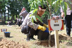 Baksos Hari Bhayangkara, Polda Aceh Tanam Seribu Pohon dan Bagikan Bibit Jagung