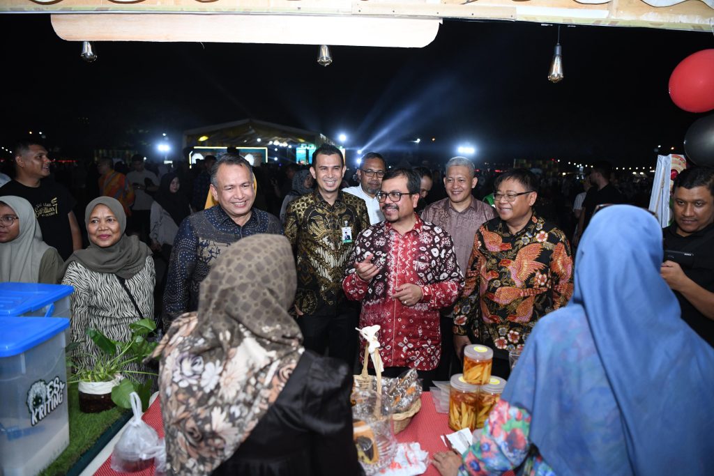Dibuka Pj Sekda, Ribuan Warga Padati Arena Aceh UMKM Expo