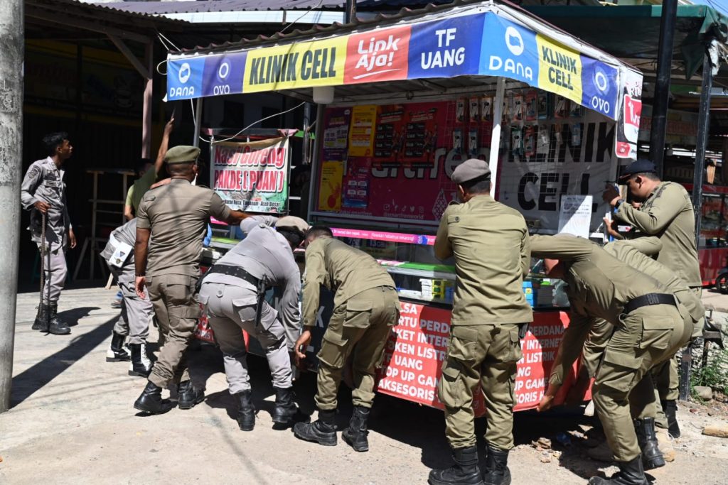 Satpol PP dan WH Aceh Besar Kembali Tertibkan Bangunan Liar di Kawasan Jalan Soekarno-Hatta Darul Imarah