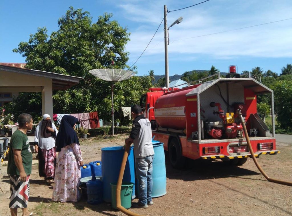 Tanggap Kekurangan Air di Lhoknga, Pemkab Aceh Besar Suplai 16.000 Liter Air Bersih