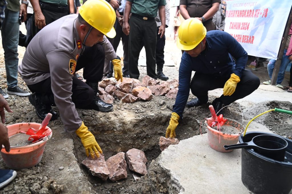Wakili Pj Bupati, Plt Kadis Sosial Aceh Besar Lakukan Peletakan Batu Pertama Rumah Dhuafa di Lampaseh Lhok